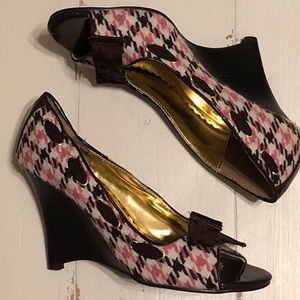 Houndstooth Peep-toe Wedges